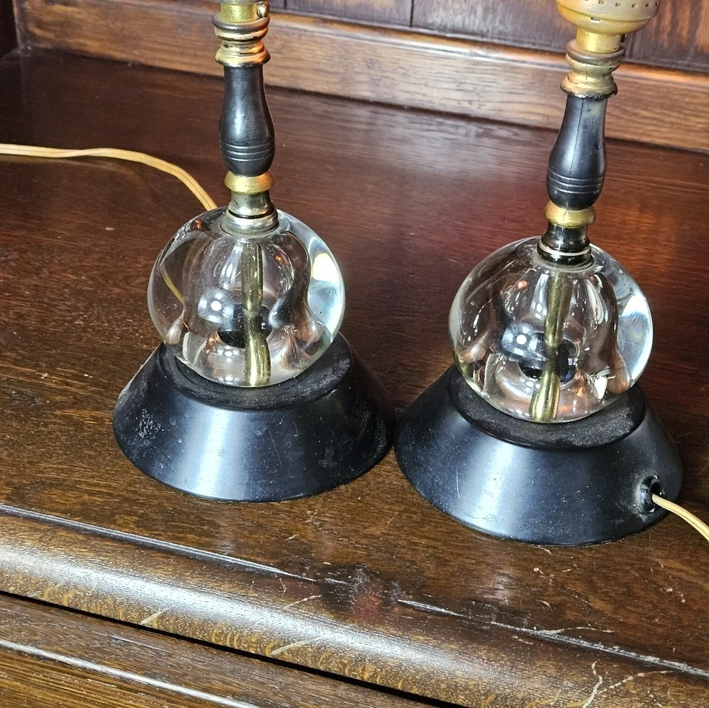 Vintage art deco vibe glass spere set of accent lamps.